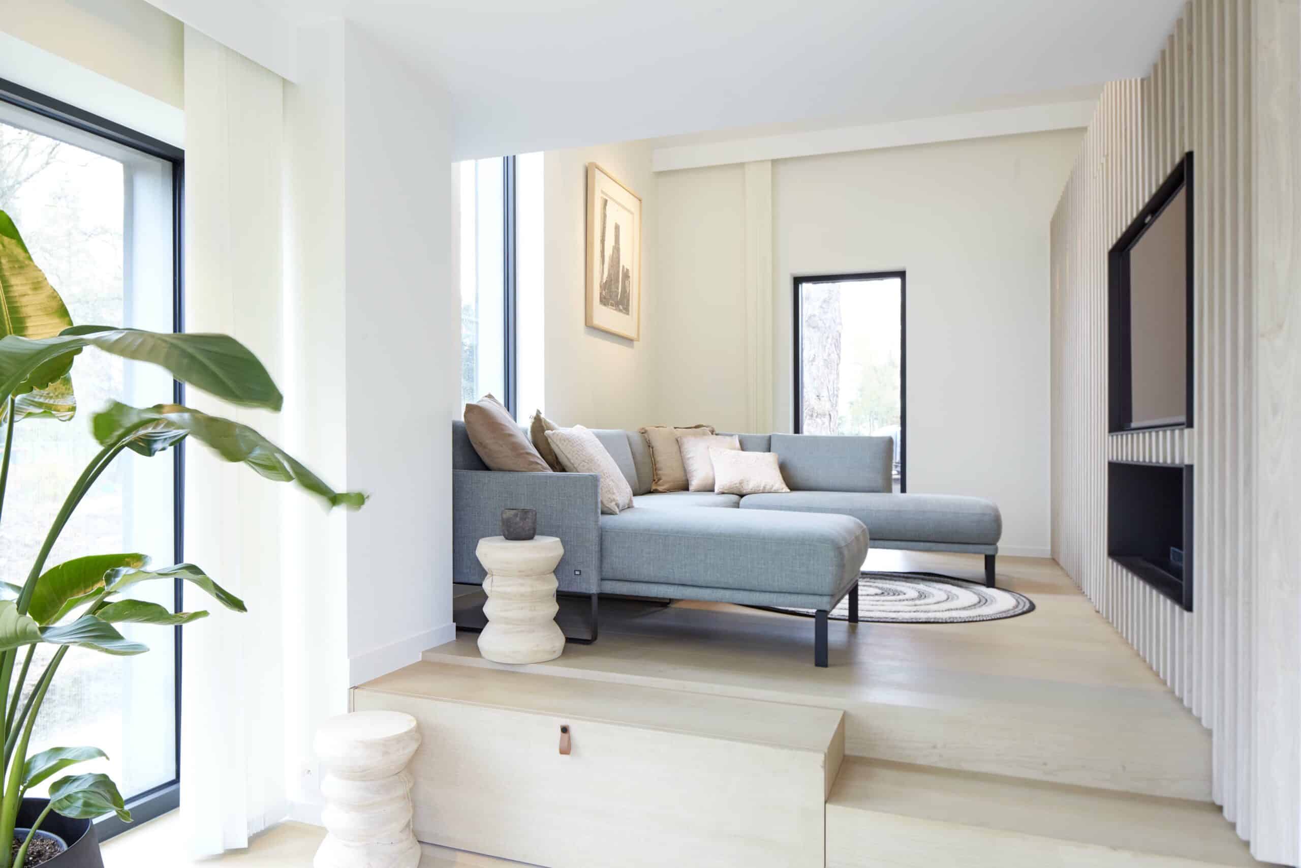 Een warme woonkamer doordrenkt met gevoel waar stijl en persoonlijkheid samenkomen in harmonie.